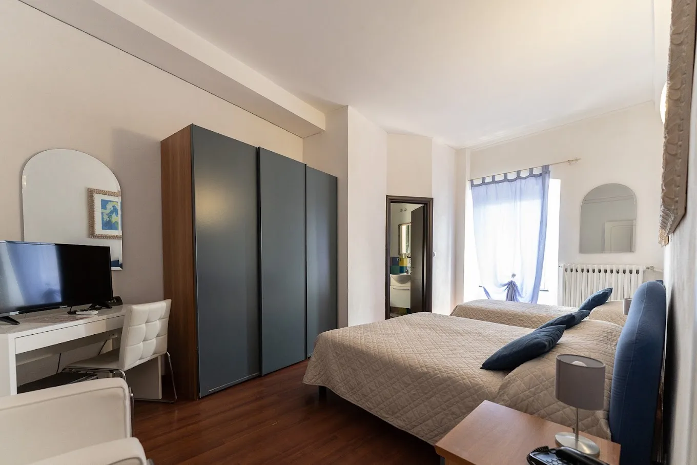 Camera dell'Hotel Miramare con balcone, arredo classico e bagno privato