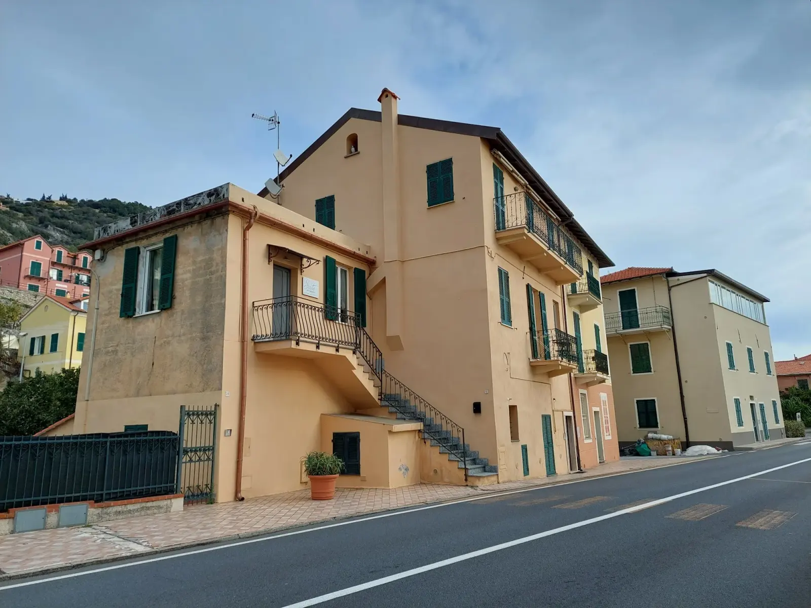 Il borgo saraceno di Varigotti con le case colorate basse affacciate direttamente sulla spiaggia e il mare della Riviera ligure di ponente