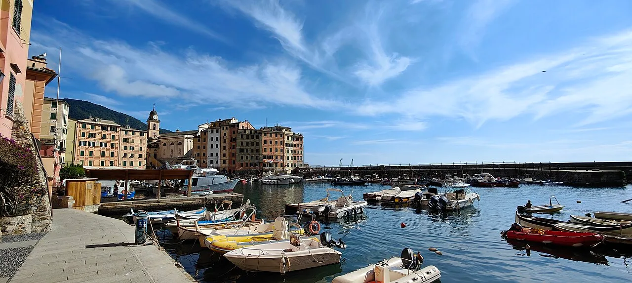 Il porticciolo di Camogli visto dalla banchina del molo, con le barche dei pescatori