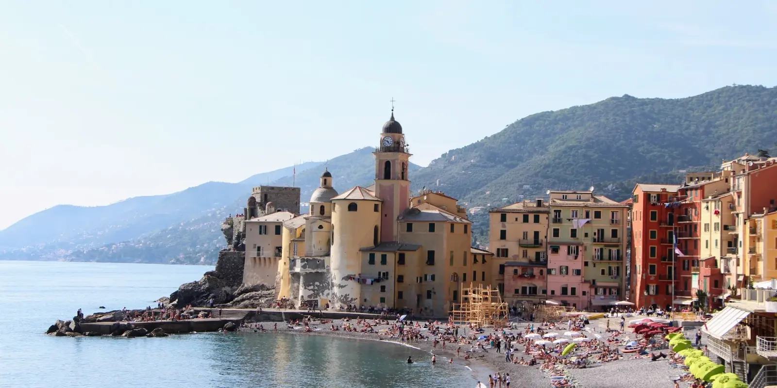 Il lungomare di Camogli con le case colorate e il mare azzurro