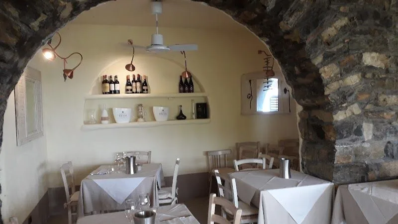 La terrazza panoramica del ristorante Mille e una notte a Camogli, con la vista sulla costa e il golfo
