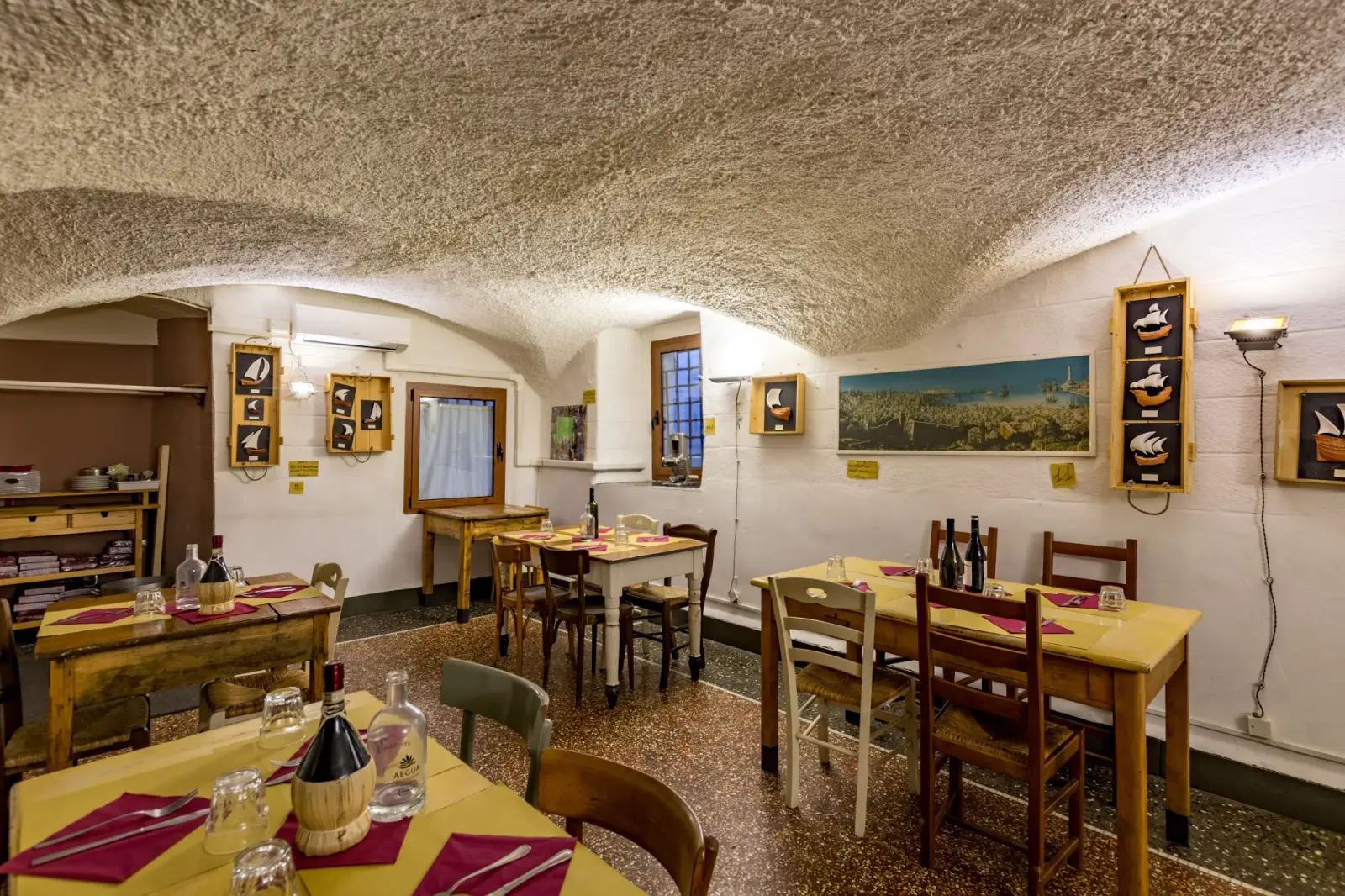 Piazza Cavour a Genova, la piazza del quartiere del Molo dove si trova la trattoria Cavour Modo 21