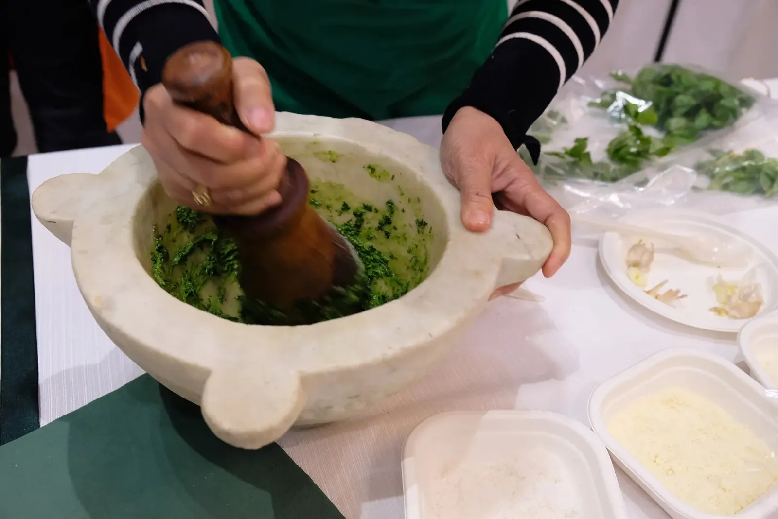 Campionato mondiale del pesto al mortaio a Genova, nella Sala del Maggior Consiglio di Palazzo Ducale