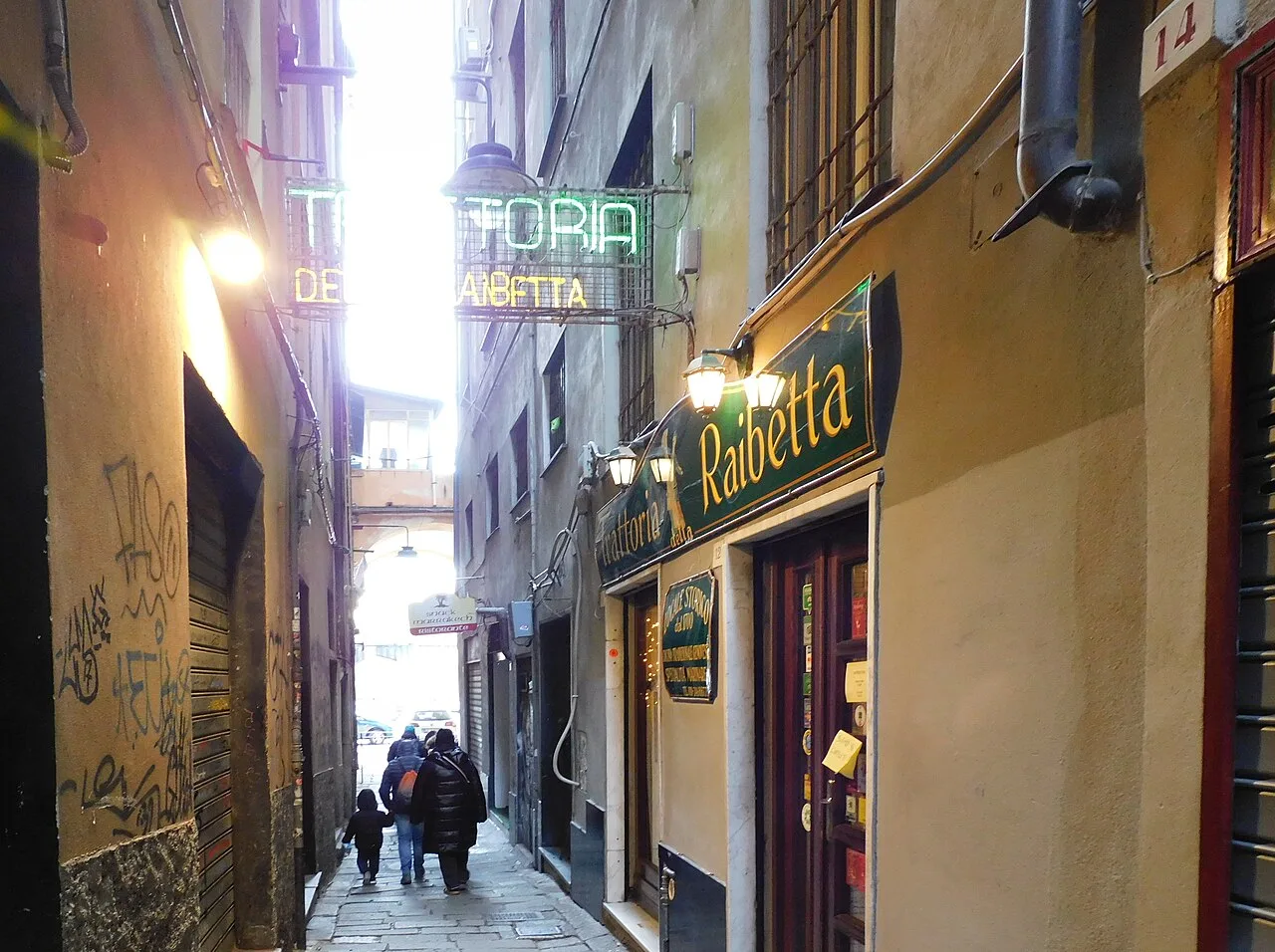 L'ingresso della Trattoria della Raibetta in Vico Caprettari, nel centro storico di Genova