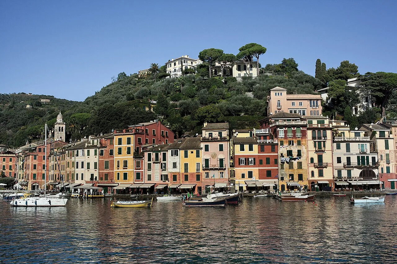 Il porticciolo di Portofino con le case colorate affacciate sul mare