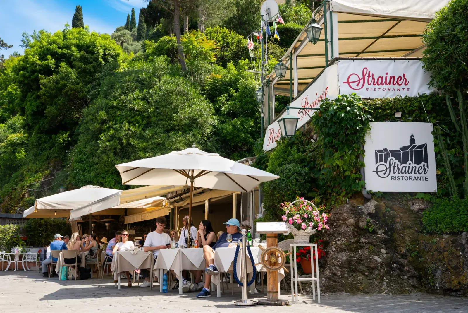 Veduta del porto di Portofino con le case colorate affacciate sulla baia