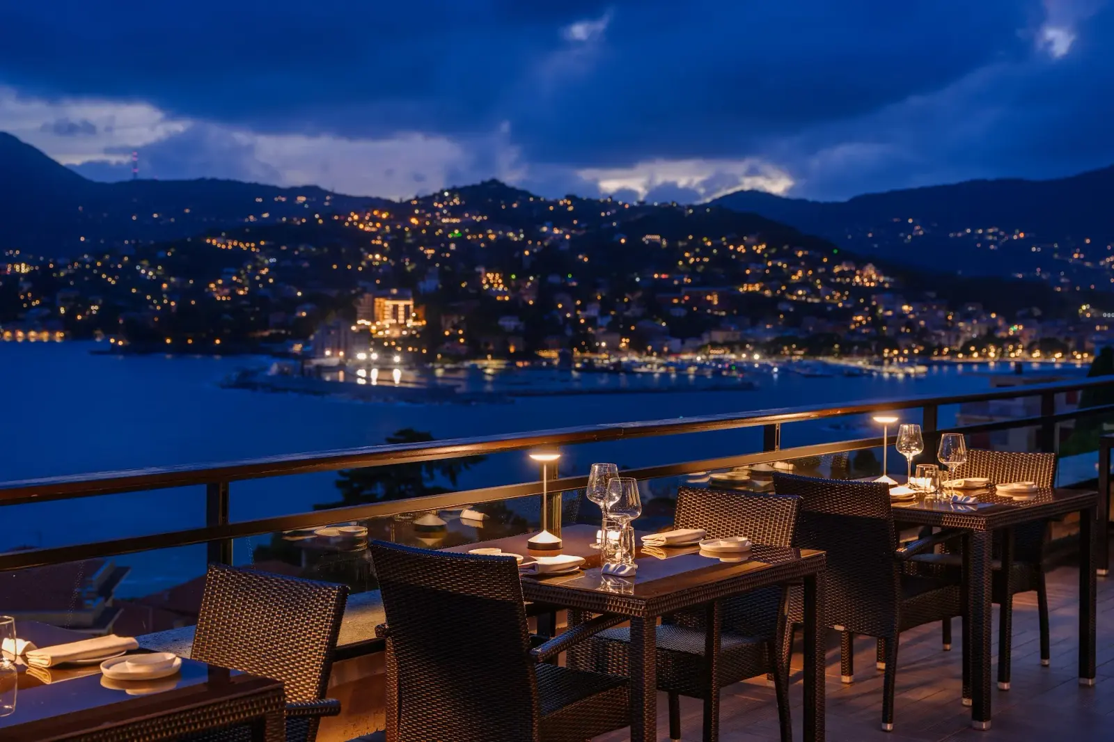 Il porto di Rapallo con le imbarcazioni ormeggiate e il lungomare sullo sfondo, Riviera Ligure di Levante