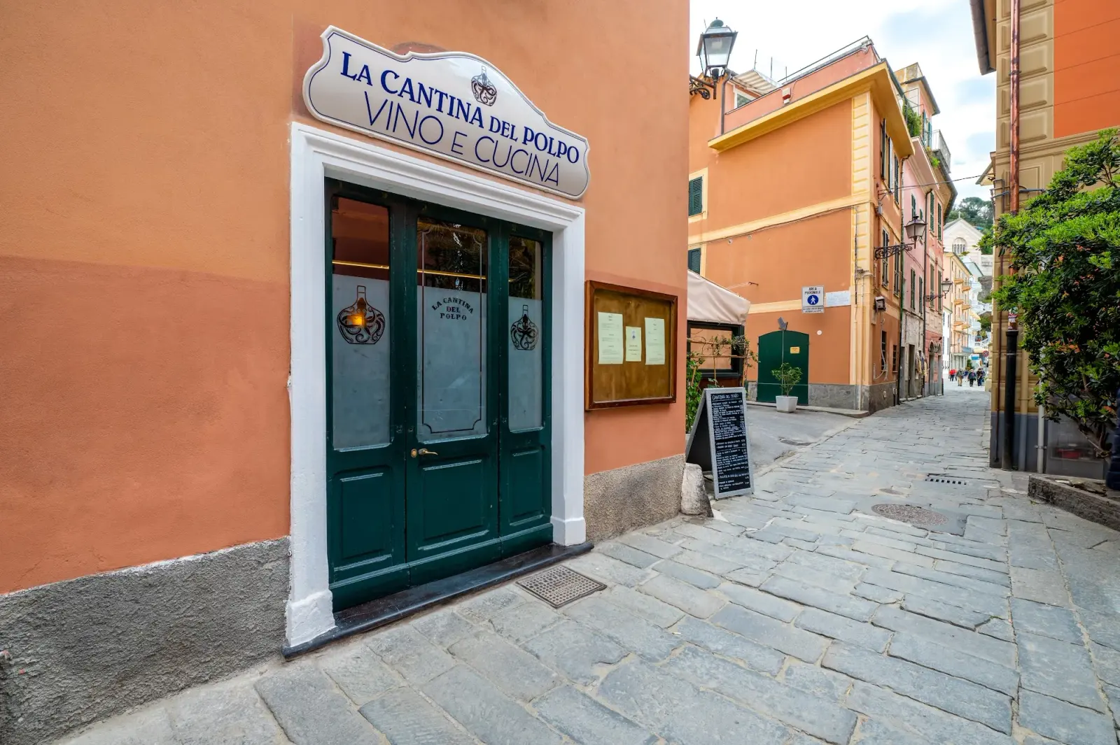 La Baia del Silenzio di Sestri Levante con il mare e le case del centro storico sul promontorio