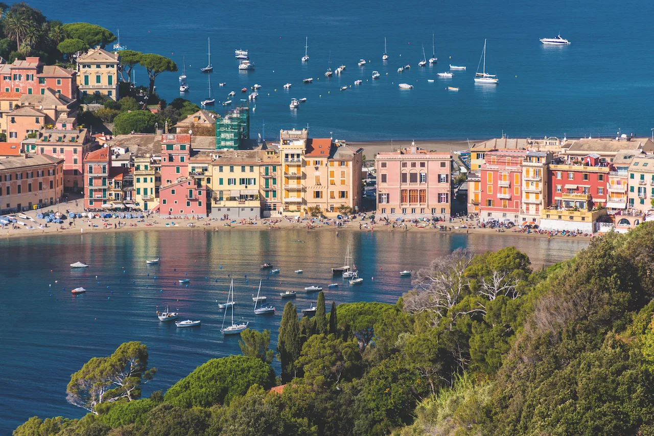 La Baia del Silenzio di Sestri Levante con il borgo e il mare