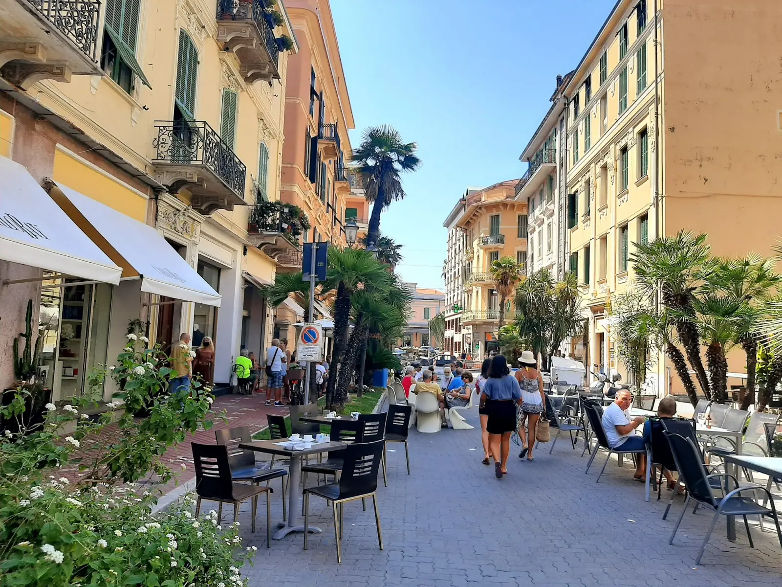 Veduta aerea di Bordighera con il lungomare e il centro storico