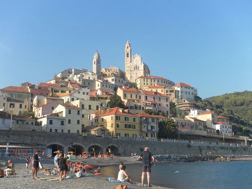 Il lungomare e la spiaggia di Diano Marina sul Golfo Dianese