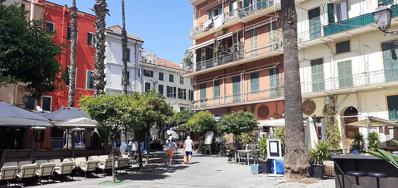 Piazza Bresca a Sanremo in serata, la piazza del porto vecchio con i dehors dei ristoranti