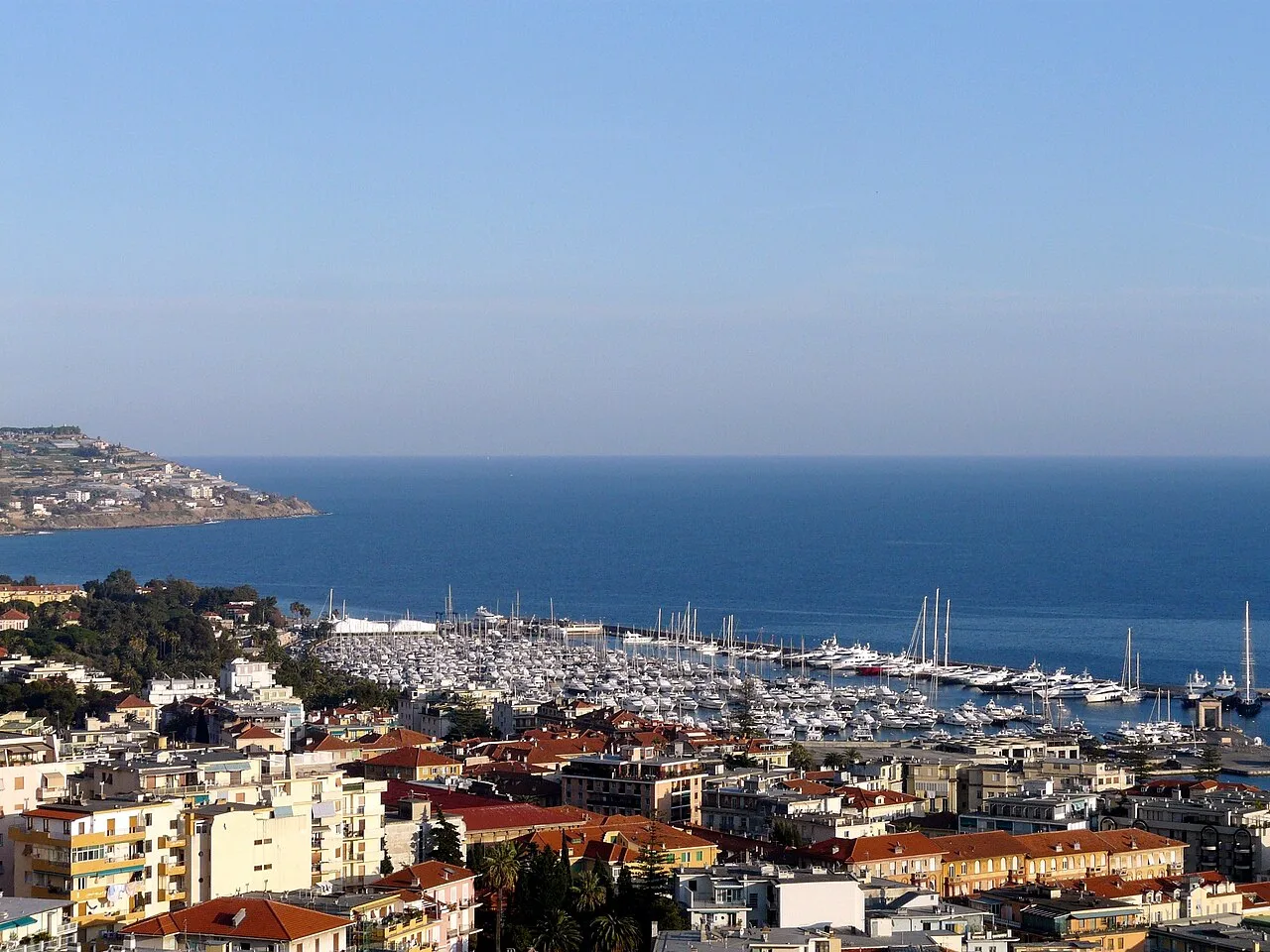 Panorama di Sanremo, la città e il porto visti dal santuario della Madonna della Costa