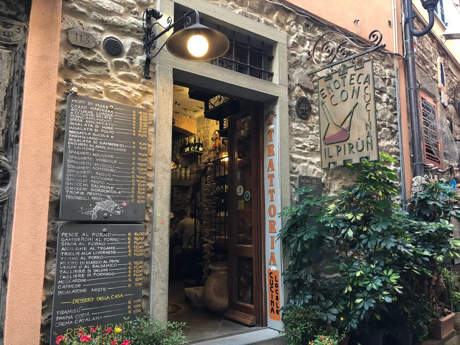 Corniglia vista dal Sentiero Azzurro: il borgo arroccato sul promontorio tra i vigneti terrazzati delle Cinque Terre