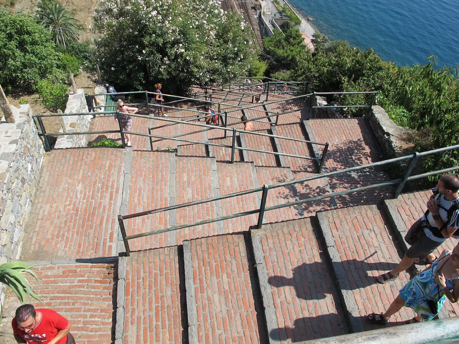 La Scalinata Lardarina di Corniglia: i 383 gradini che salgono dalla stazione al borgo