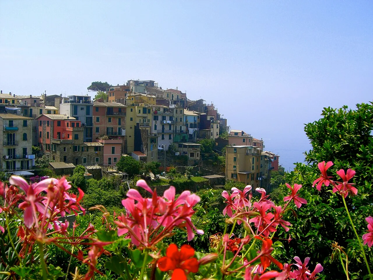 Il borgo di Corniglia sul promontorio tra i vigneti terrazzati delle Cinque Terre