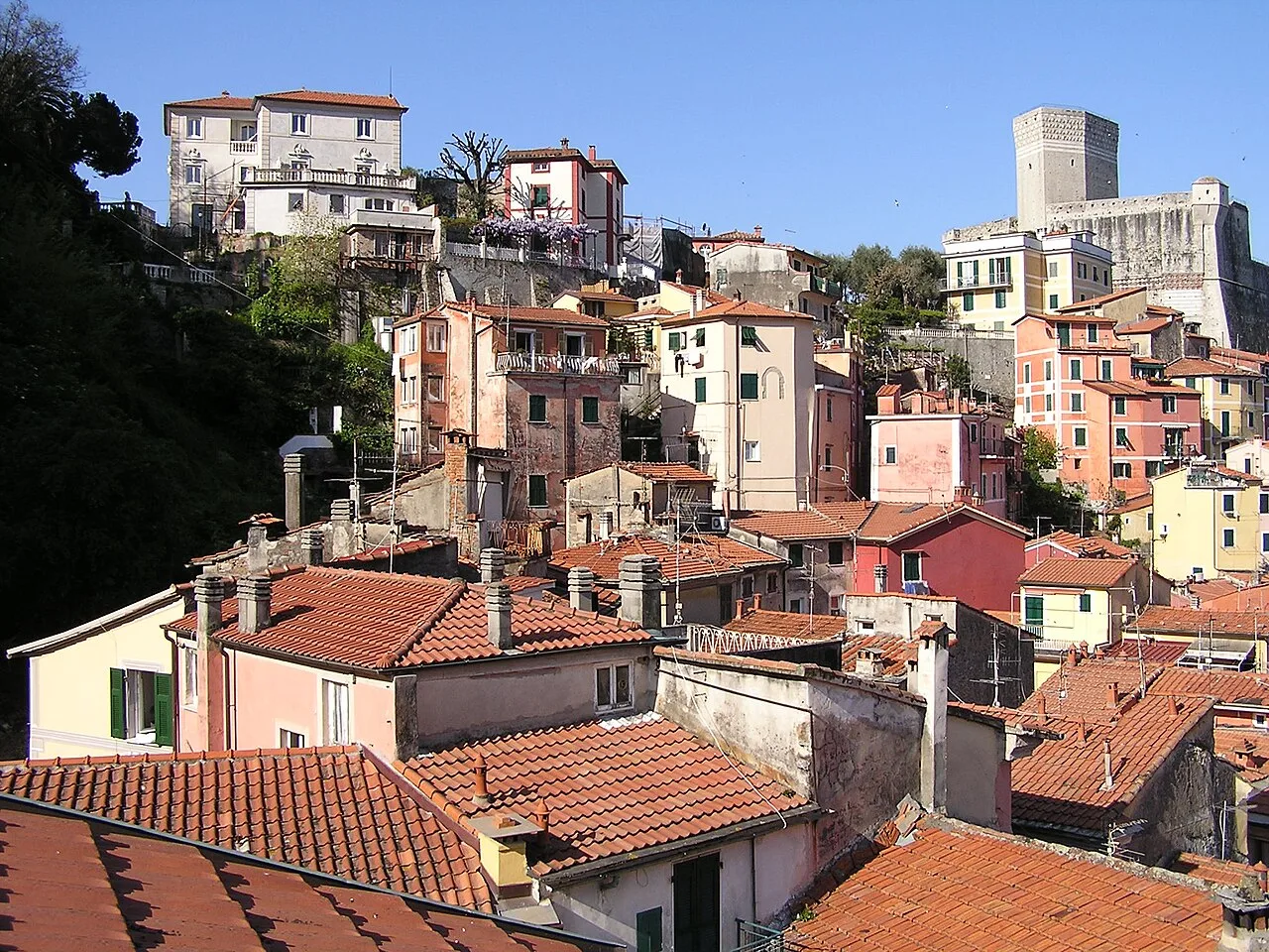 Panorama di Lerici con il borgo, il porto e il castello visti dall'alto