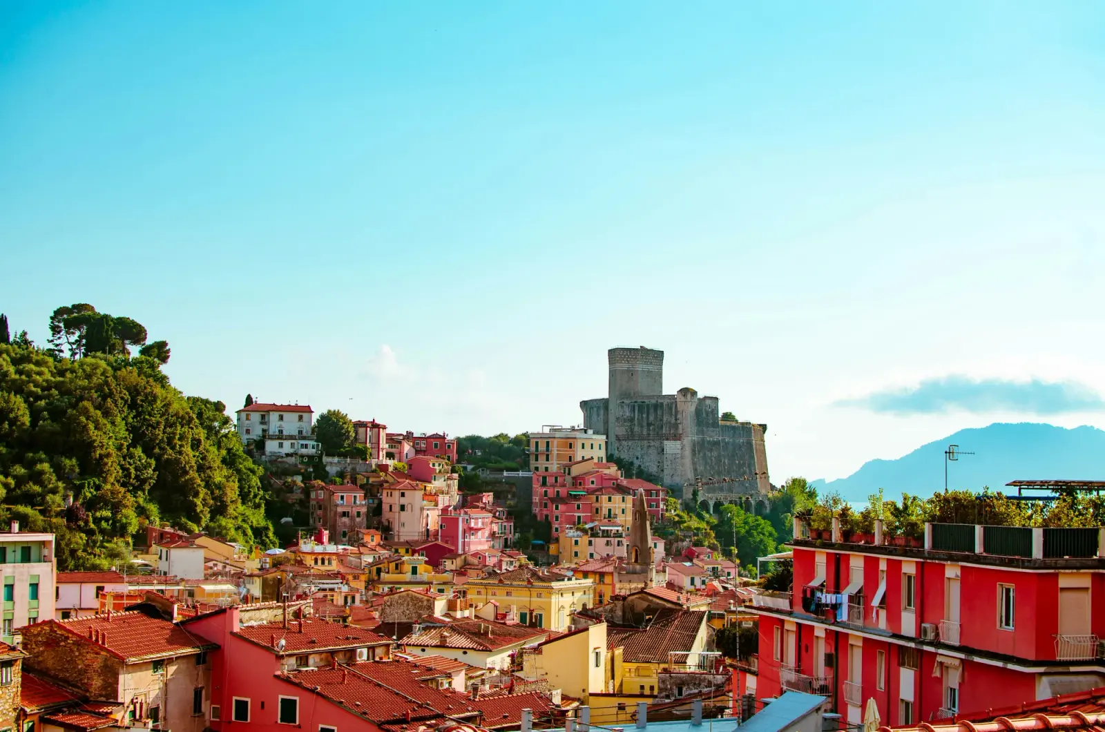 Lerici e il suo golfo, con le case colorate affacciate sul mare