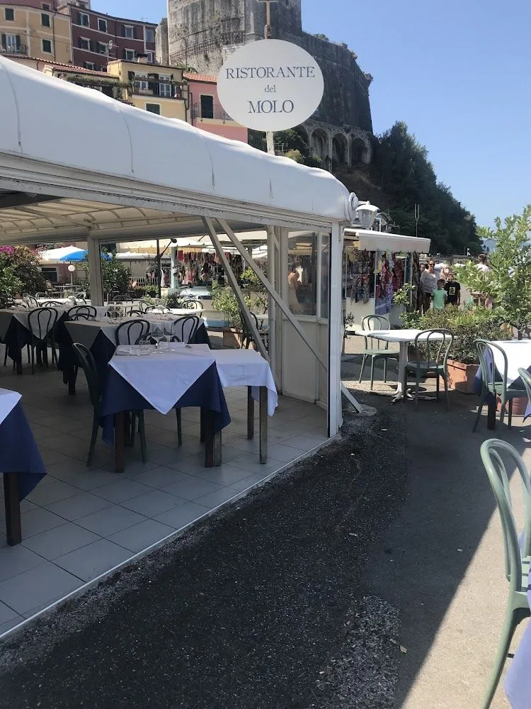 Piatti di pesce e sala del Ristorante del Molo a Lerici