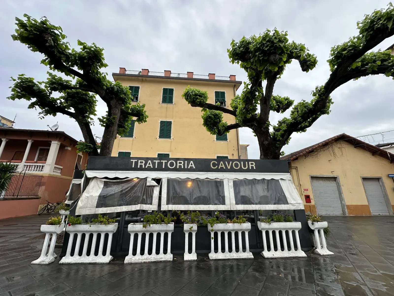 Il centro di Levanto con le case colorate affacciate sul porto, nel Levante ligure