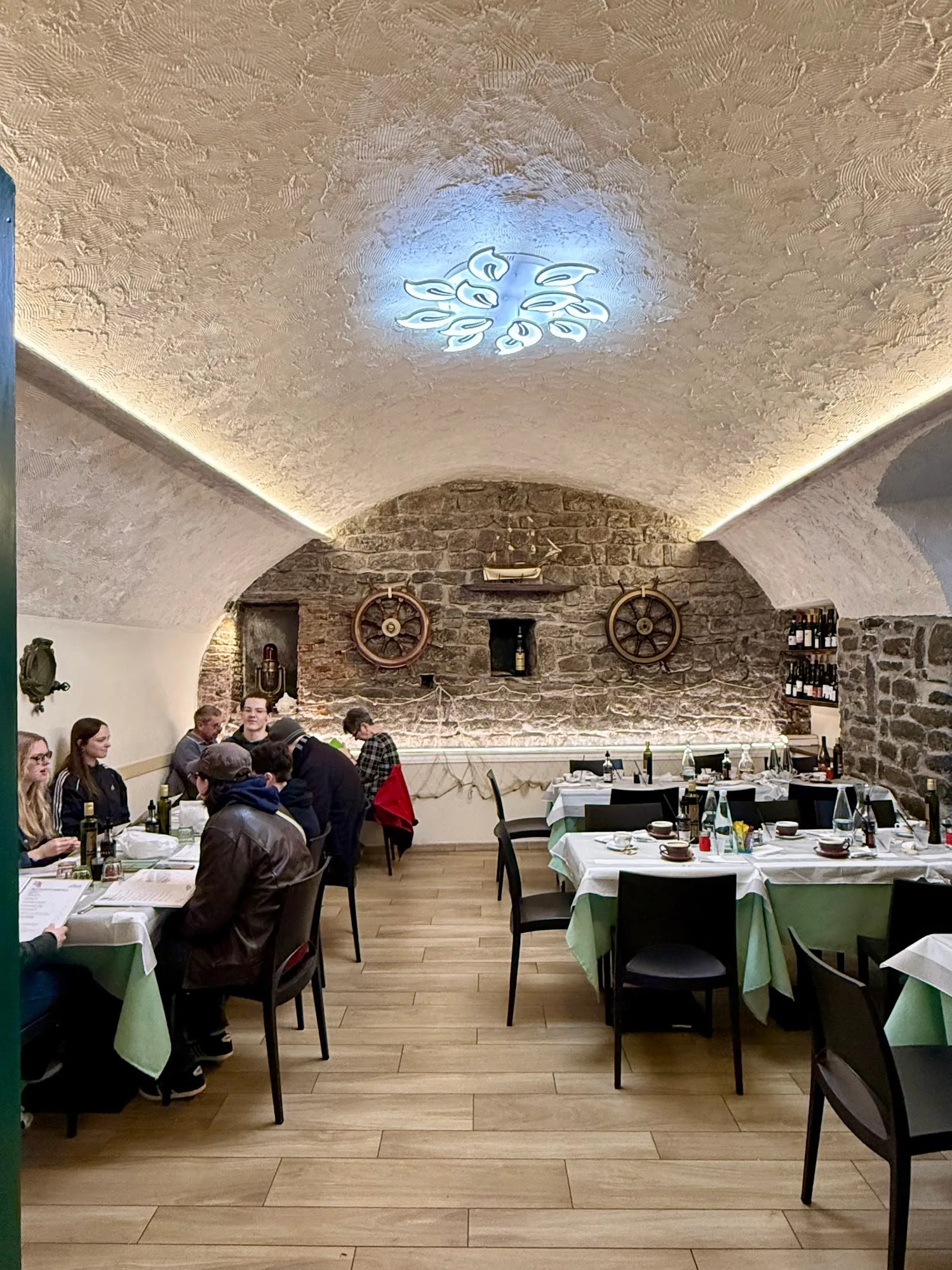 Via Renato Birolli a Manarola, la strada principale del borgo dove si trova la Trattoria La Scogliera