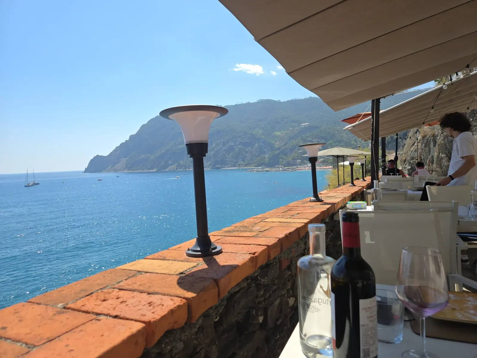 Spiaggia di Monterosso al Mare con il borgo storico sullo sfondo, maggio 2025