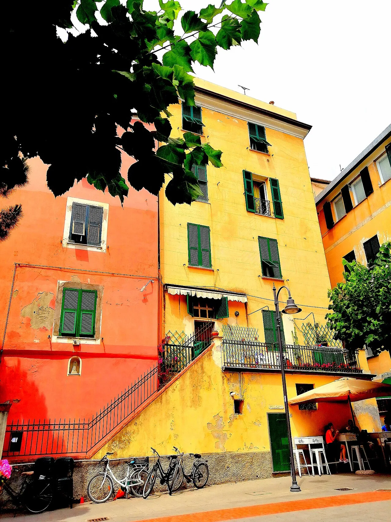 Piazza Garibaldi nel centro storico di Monterosso al Mare con le case colorate tipiche delle Cinque Terre