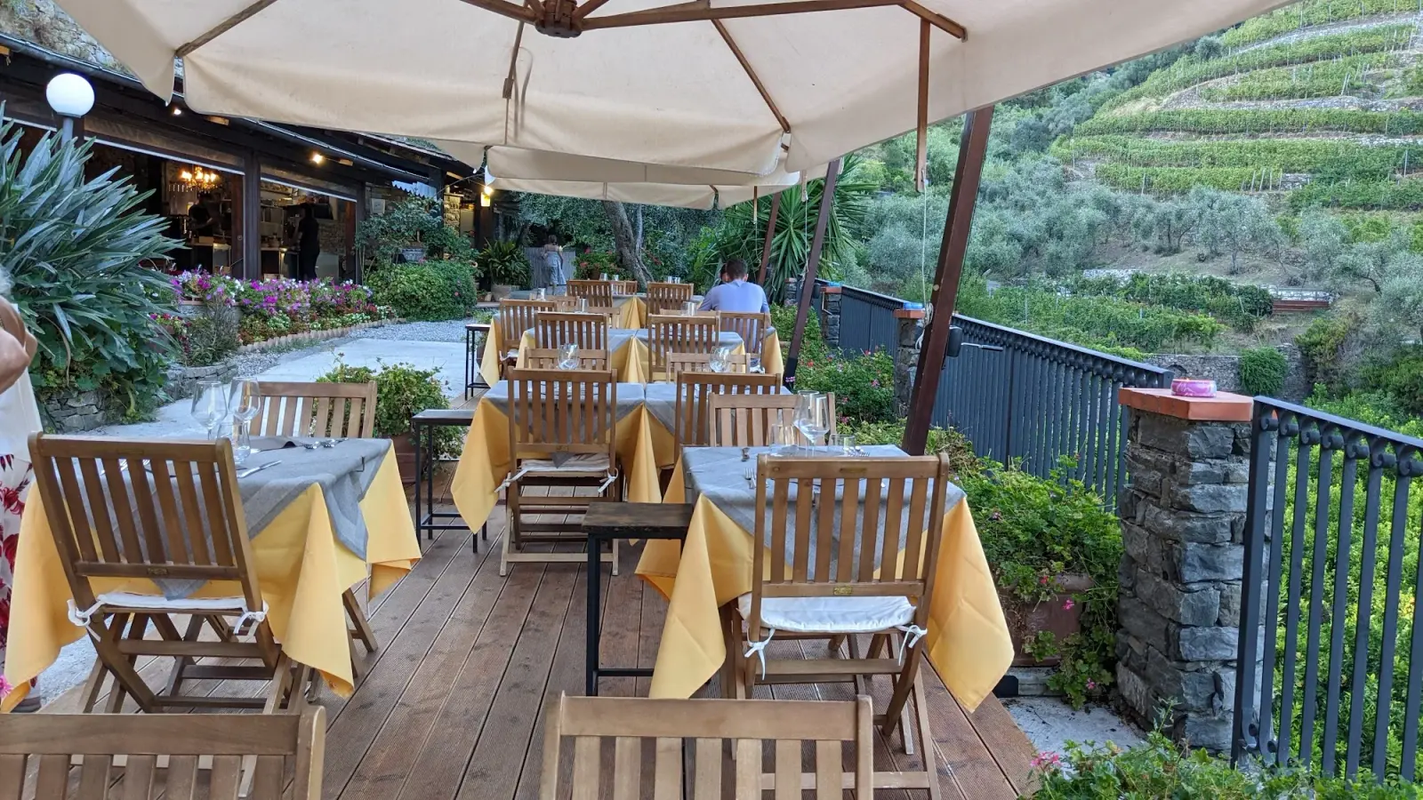 Il borgo di Monterosso al Mare visto dall'alto, con le case colorate e il mare delle Cinque Terre