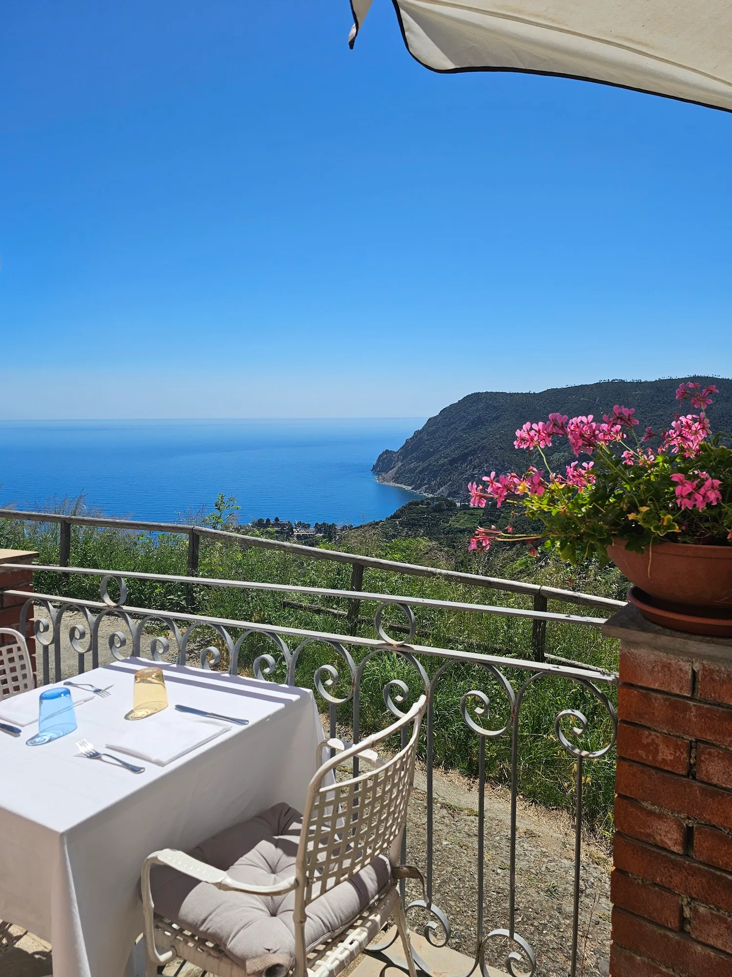 Panorama di Monterosso al Mare visto dall'alto, con il borgo antico, le case colorate e il mare delle Cinque Terre