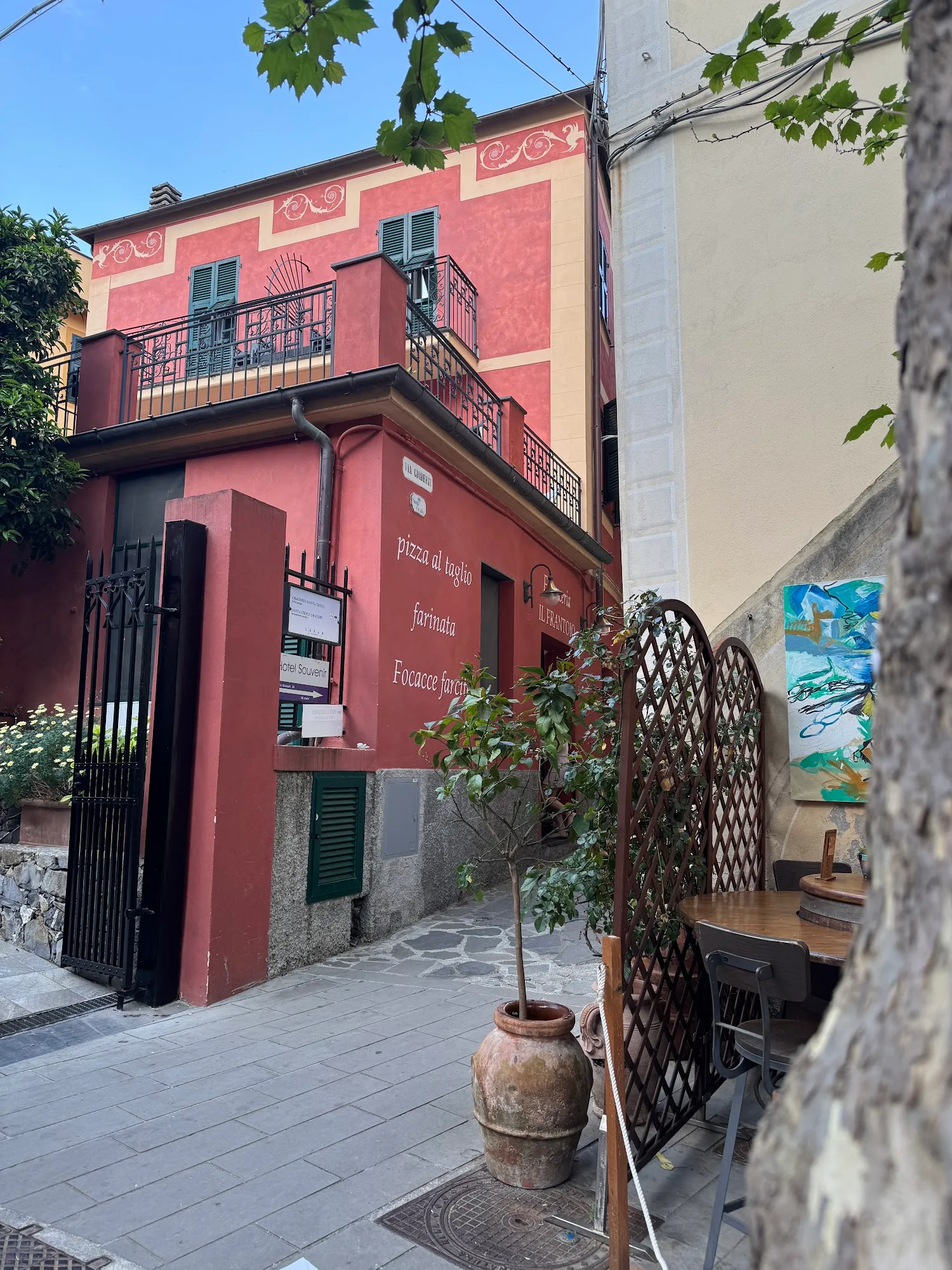 Il porto di Monterosso al Mare con le barche ormeggiate e le case colorate del centro storico