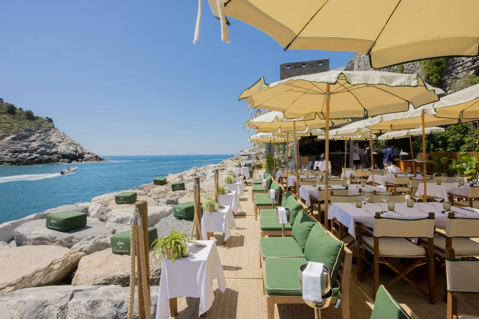 Il borgo di Portovenere visto da Lerici, con le case colorate sul porto e la torre medievale sullo sfondo