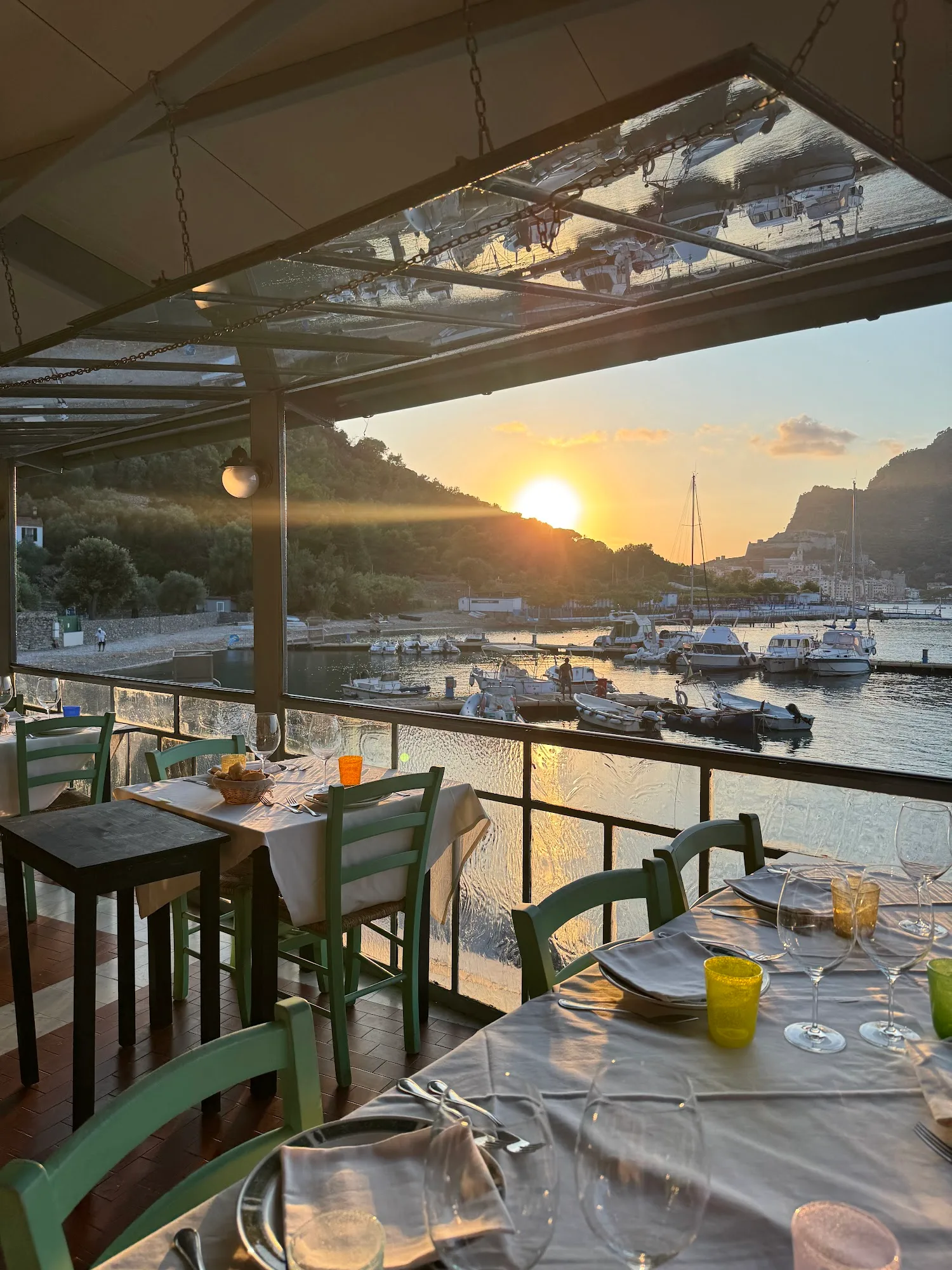 L'isola Palmaria vista da Portovenere, con il canale di mare che la separa dal borgo ligure