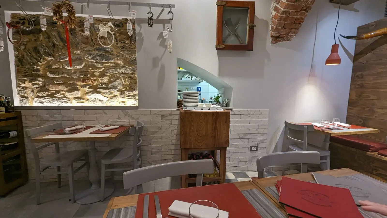 Interno e piatti de La Cantina del Macellaio a Riomaggiore, ristorante di carne