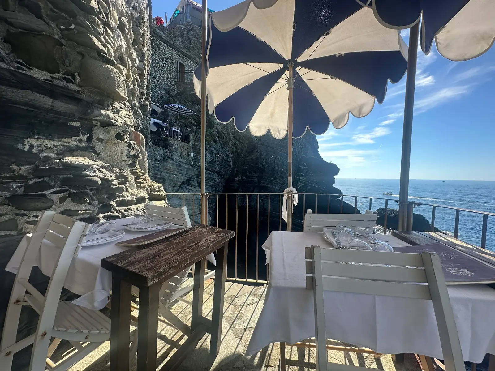 Il Castello Doria di Vernazza visto dal mare: sulla torre e sulle mura si affacciano le terrazze del Ristorante Belforte