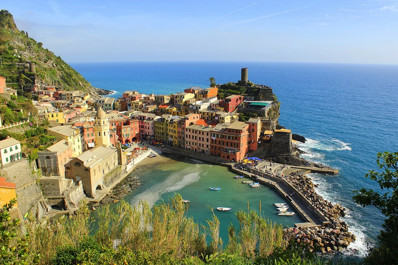Vernazza vista dall'alto del sentiero escursionistico: il porto, la torre del Castello Doria e il borgo colorato delle Cinque Terre