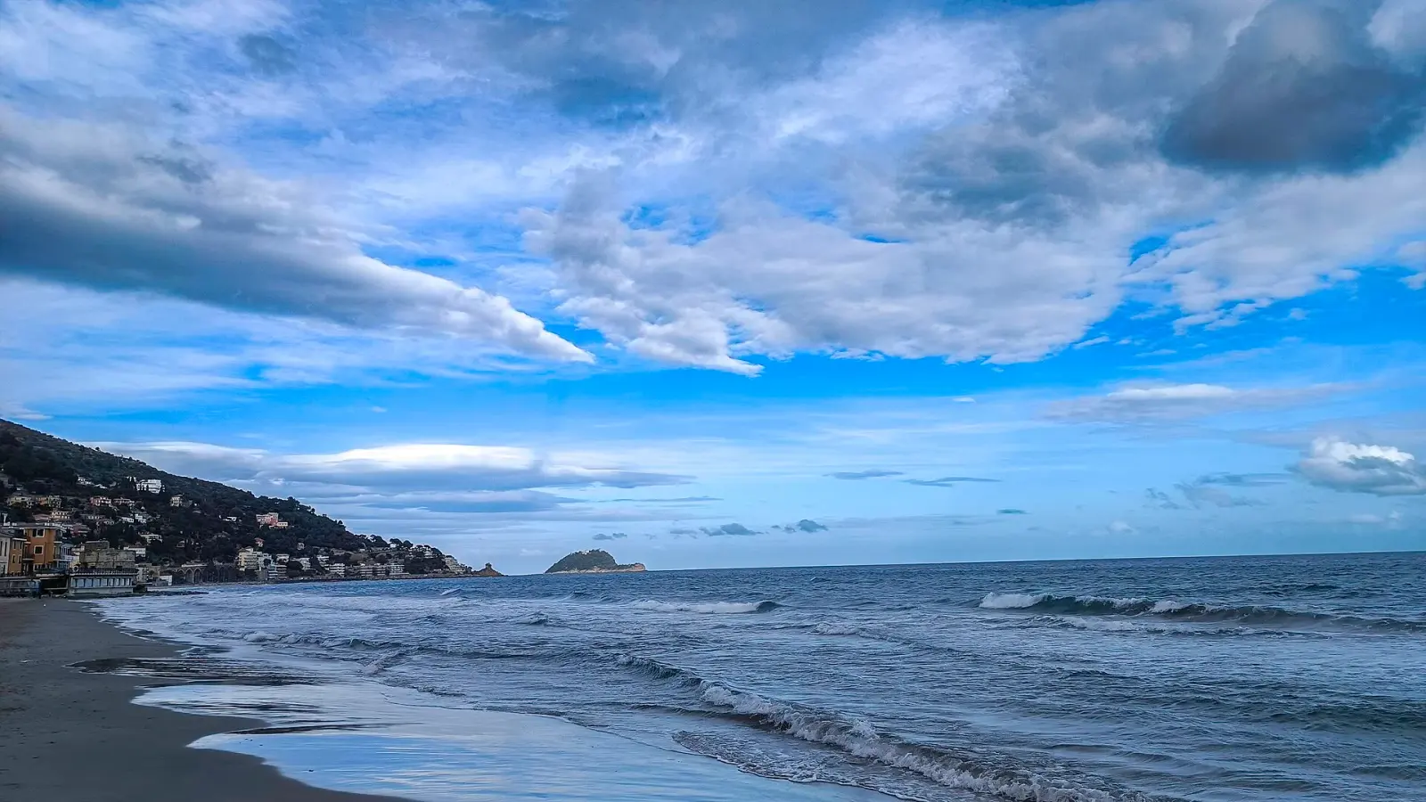 Panorama di Alassio con vista sulla baia e sull'isola Gallinara sullo sfondo