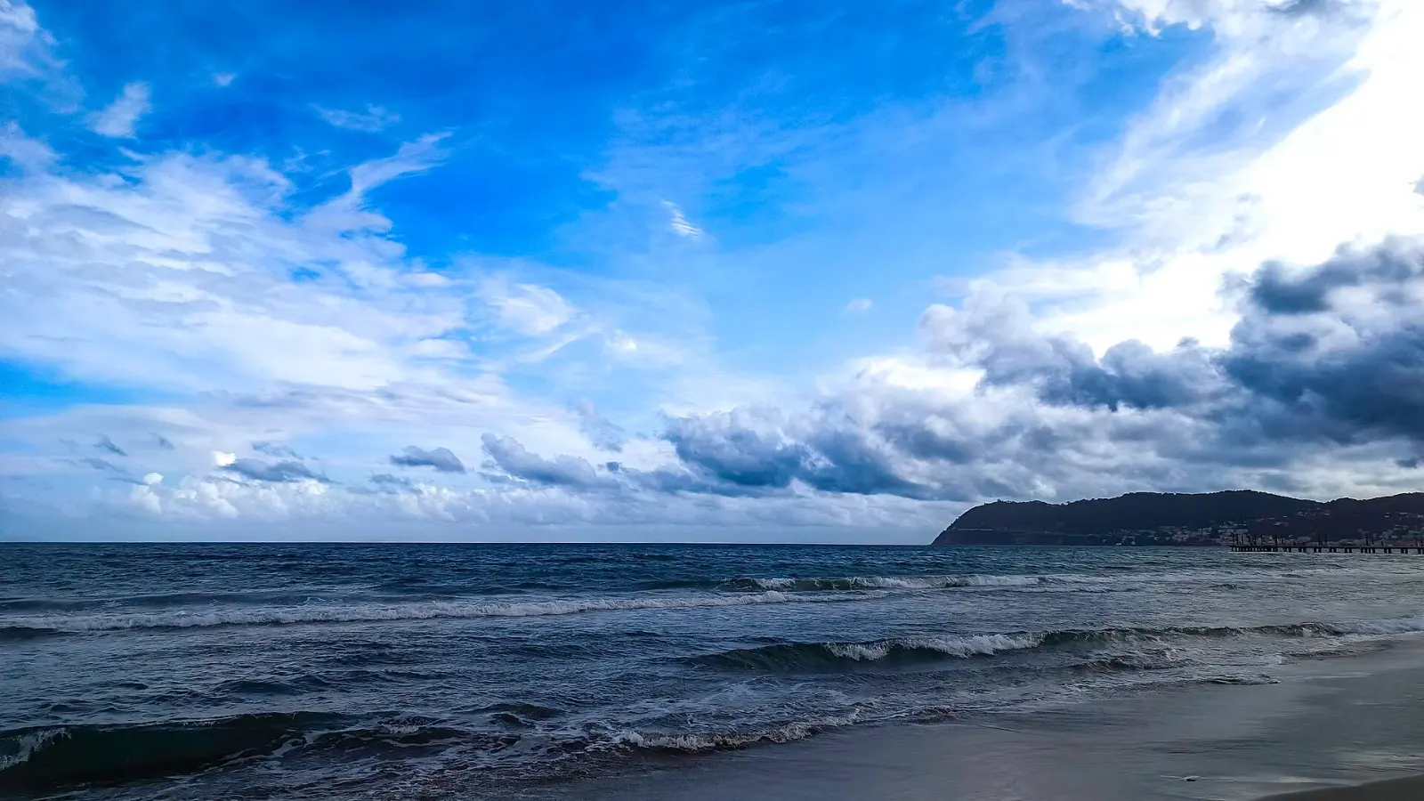 La spiaggia di Alassio verso Capo Mele: il lungo arenile che si estende per quasi tre chilometri nel ponente ligure