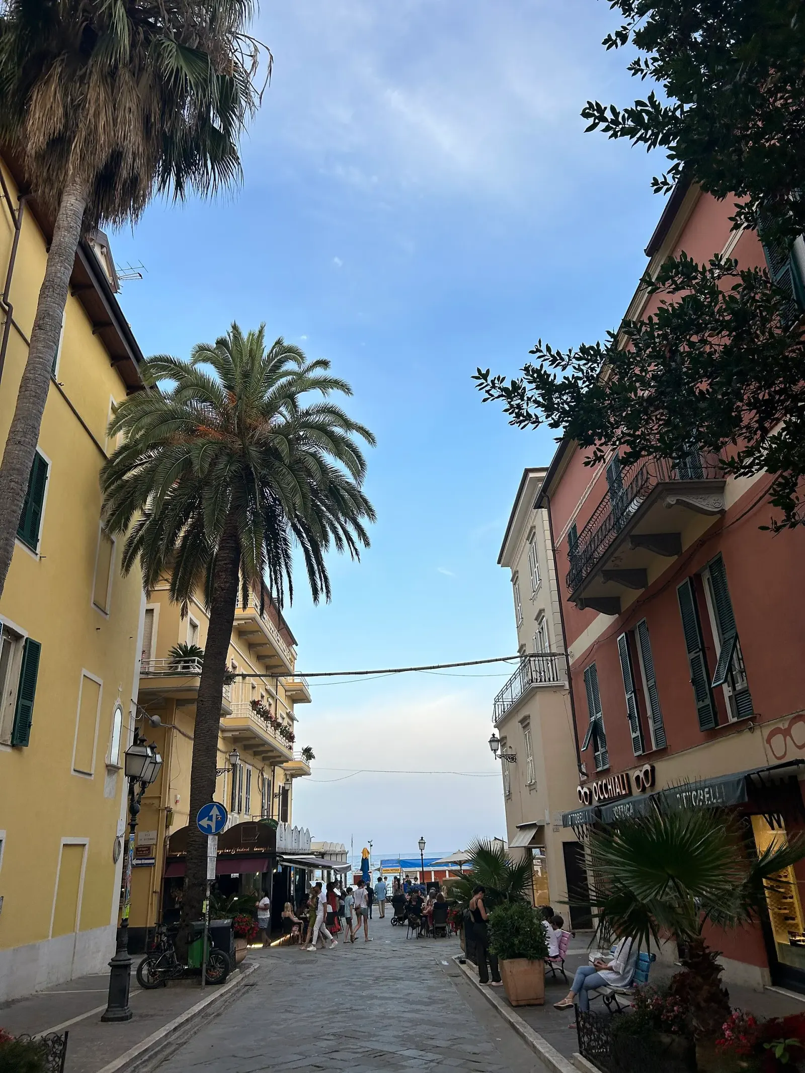Il centro di Alassio con Via Cavour, la via pedonale del borgo a pochi passi dal mare