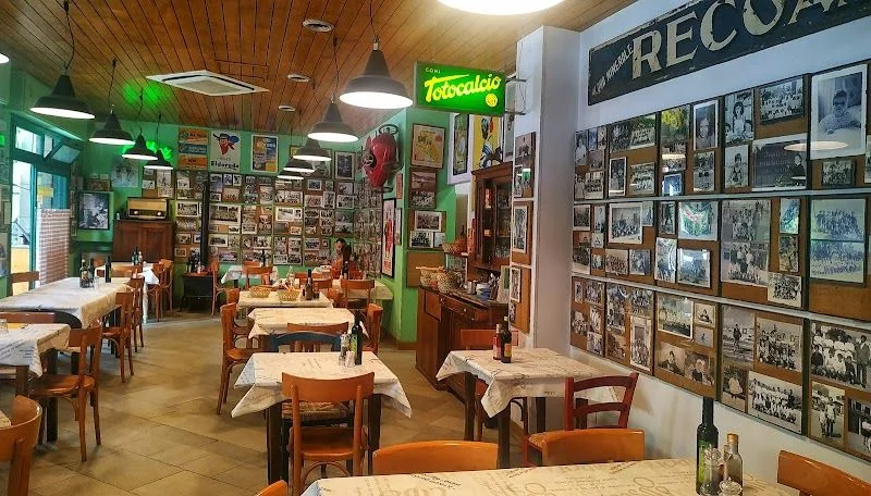 Sala interna dell'Osteria I Matetti di Alassio con clienti a tavola