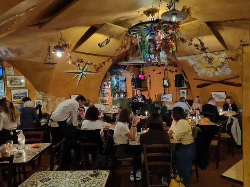Osteria Mezzaluna, Alassio: la sala dell'osteria nel budello, con i tavoli apparecchiati