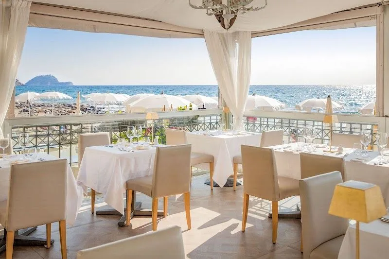 Ristorante La Prua, Alassio: il deck sulla spiaggia con vista sul mare