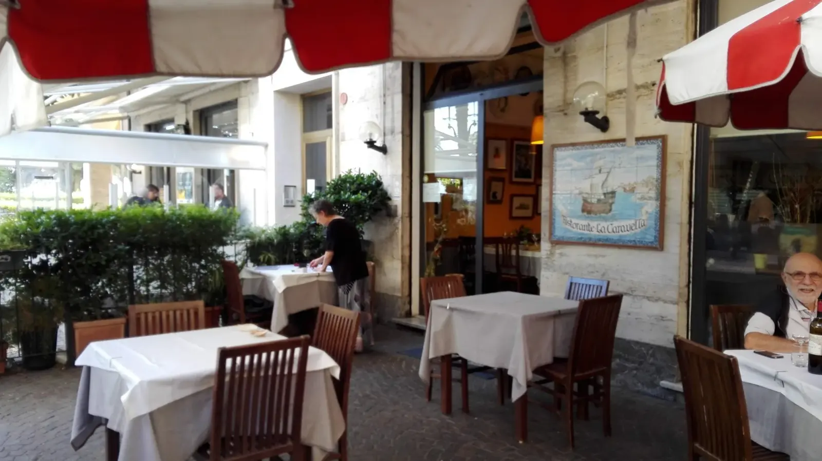 Ristorante La Caravella, Albissola Marina: la sala con quadri e ceramiche