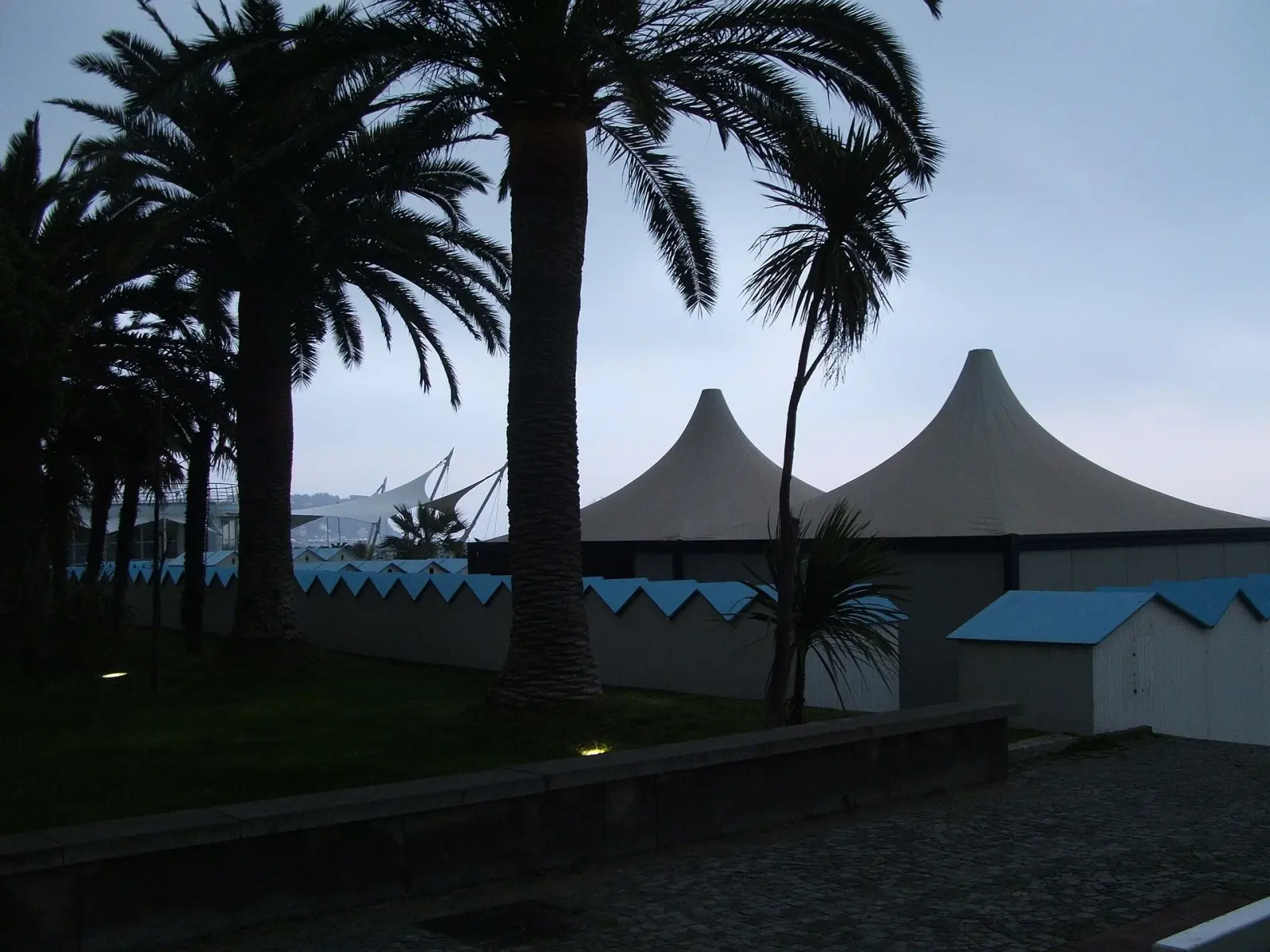 La spiaggia di Albissola Marina con il borgo sullo sfondo