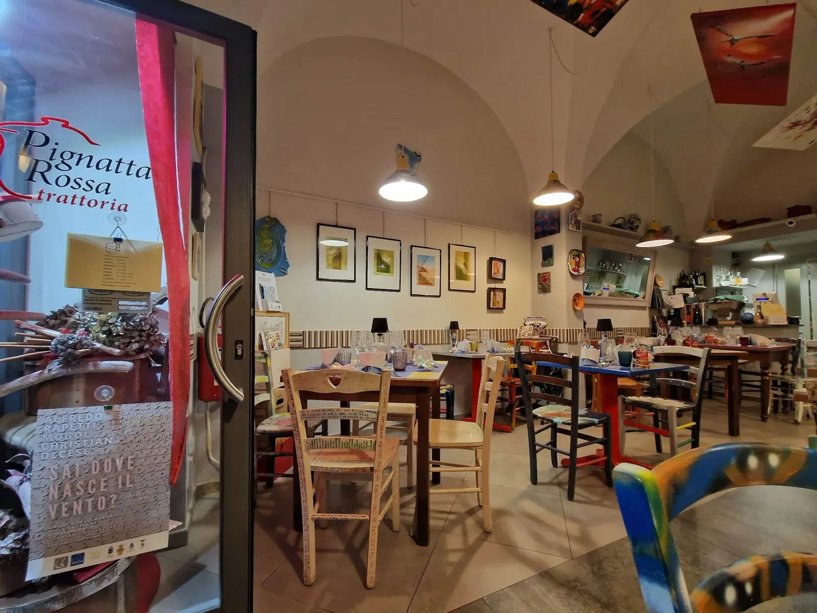 Pignatta Rossa Artrattoria, Albissola Marina: l'ambiente con ceramiche e quadri colorati