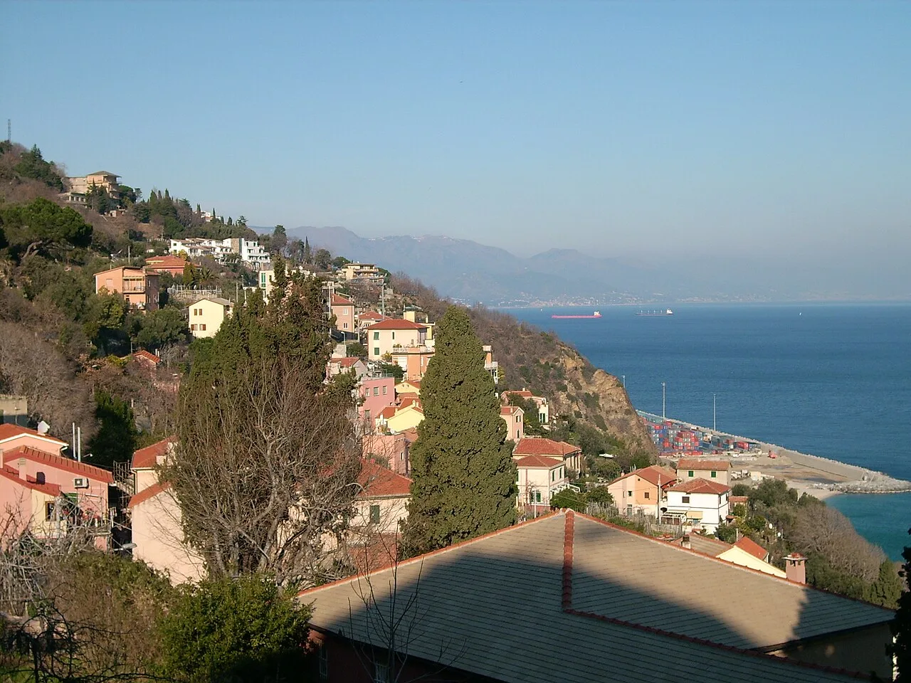 Il borgo di Bergeggi visto dalla costa ligure, con le case affacciate sul mare