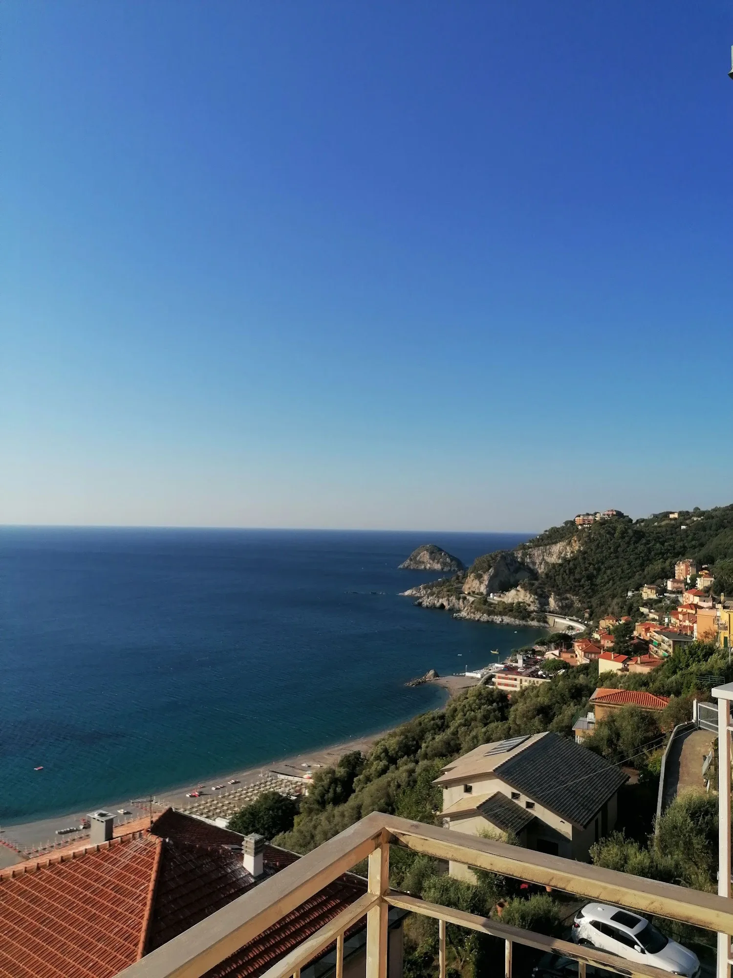 L'Isola di Bergeggi e il mare dell'area marina protetta visti dalla costa