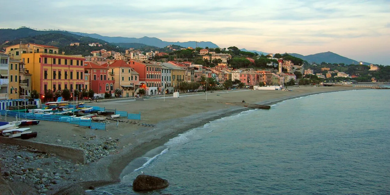Veduta panoramica di Celle Ligure al tramonto, con il borgo e la costa della riviera di ponente