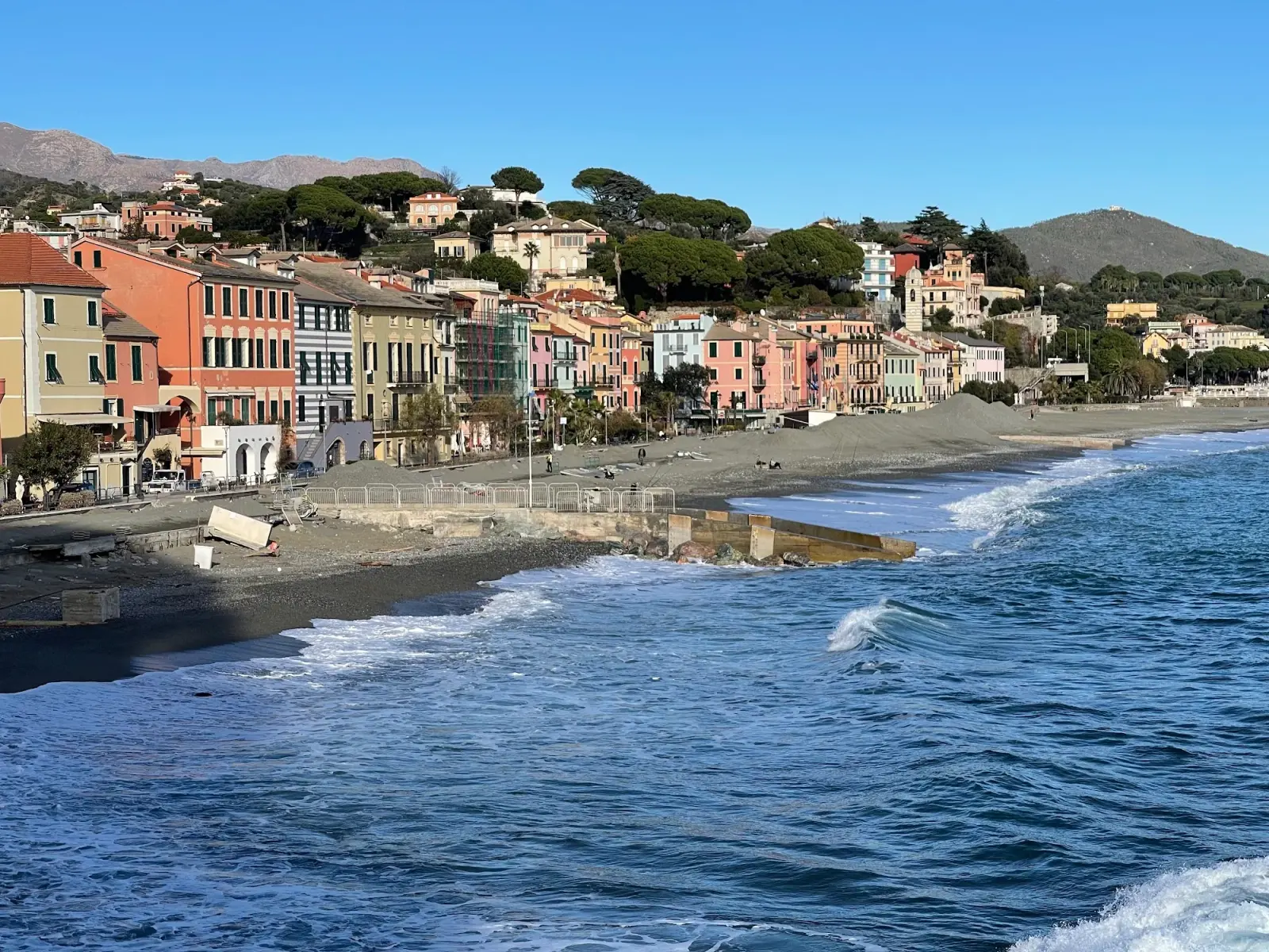 Il borgo e il lungomare di Celle Ligure