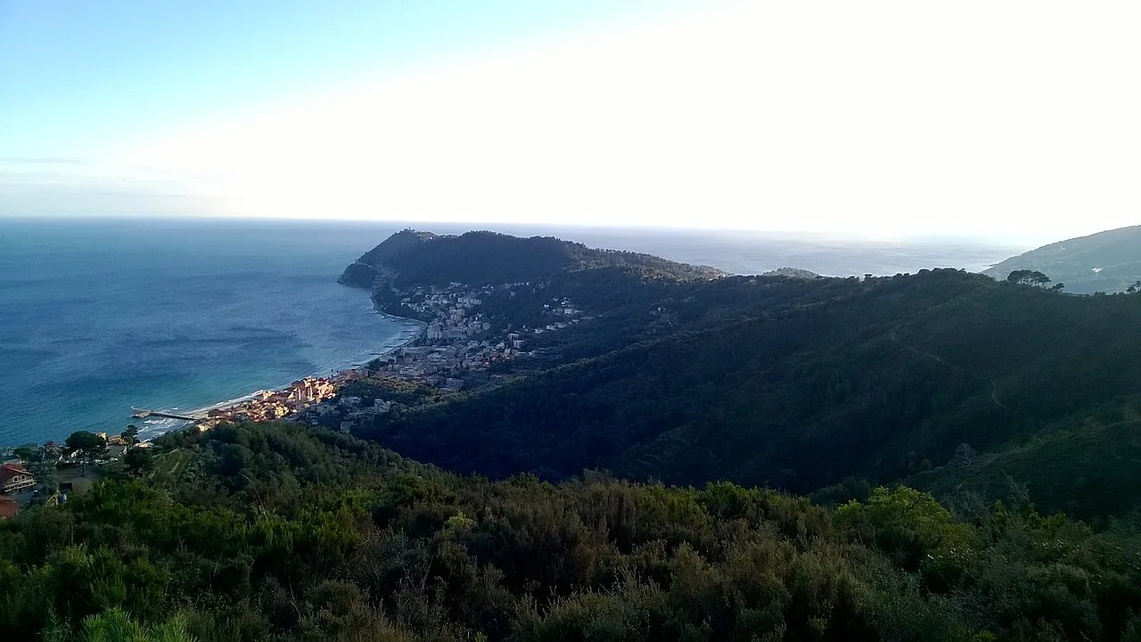 Panorama di Laigueglia con la spiaggia e Capo Mele sullo sfondo