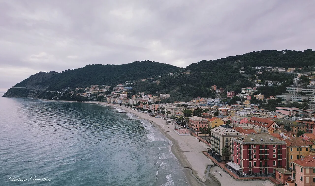 Vista aerea di Laigueglia con le case sul mare e il lungomare